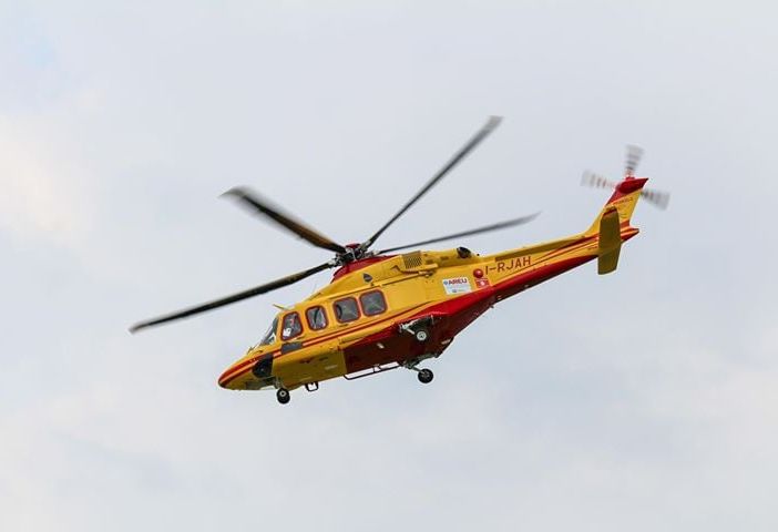 Cade della moto e si ferisce: elisoccorso in volo a Ferno