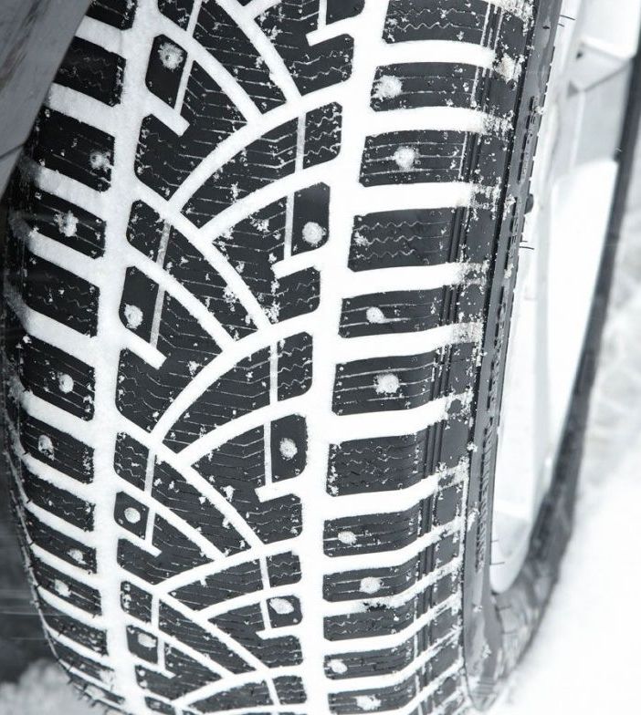 Meno di un mese per mettere le gomme invernali, ma fa ancora troppo caldo: e se ci fosse una deroga?