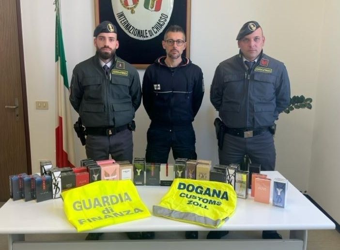 Sul treno da Lugano a Milano con 36 confezioni di profumi: denunciata per contrabbando