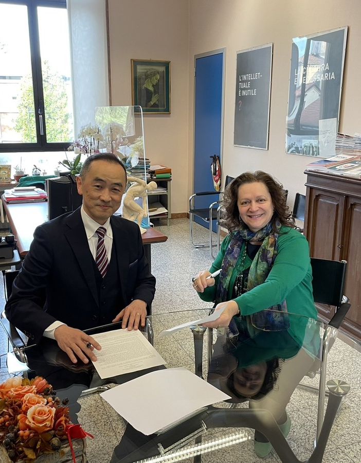 La firma dell'accordo tra i dirigenti Cristina Boracchi e Ken Watanabe