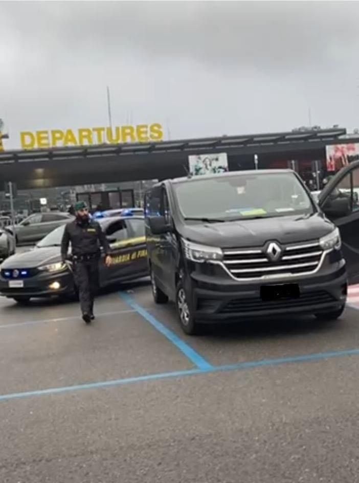 La Guardia di Finanza scopre 81 tassisti abusivi a Malpensa: 12 denunciati e 89mila euro di multe