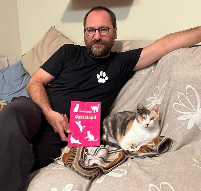 L'autore Fabio Suraci con il suo libro e il suo gatto Ginger