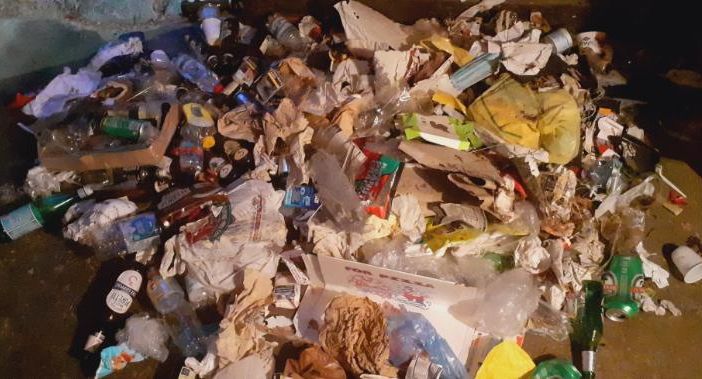 I rifiuti abbandonati nella zona industriale di Brunello