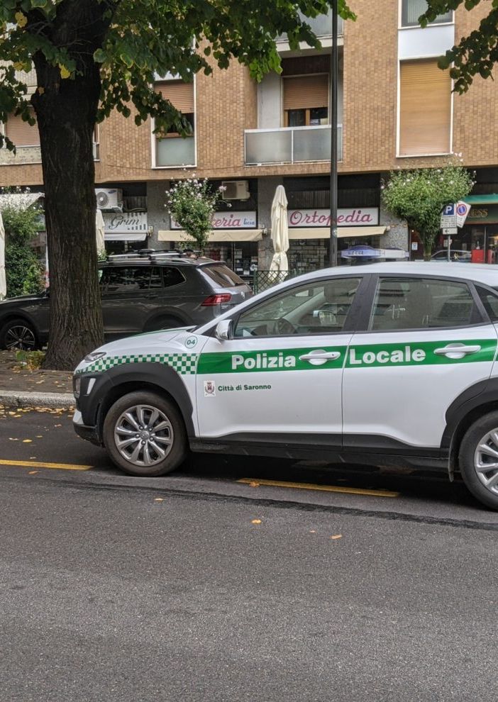 Saronno: telecamere scovano spacciatore, la polizia locale lo blocca recuperando moto rubata