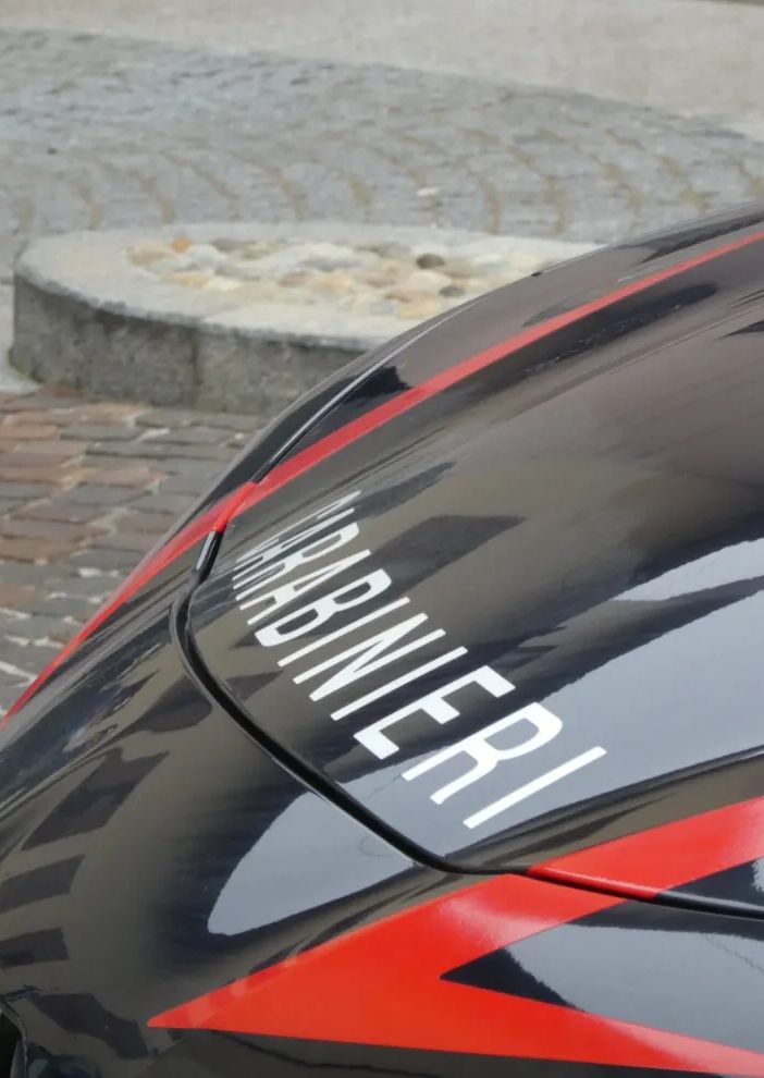 Sale sul tetto, lancia tegole e minaccia di gettarsi nel vuoto: salvato grazie al &quot;negoziatore&quot; dei carabinieri