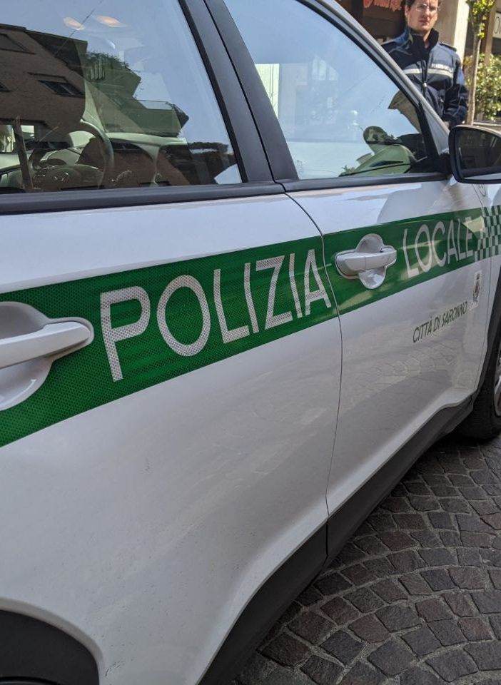 Saronno, fratellini di 7 e 11 anni a casa della zia da soli. Denunciata la mamma