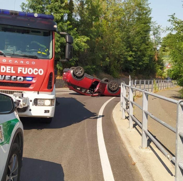 Guarda il navigatore e… si ribalta con l’auto