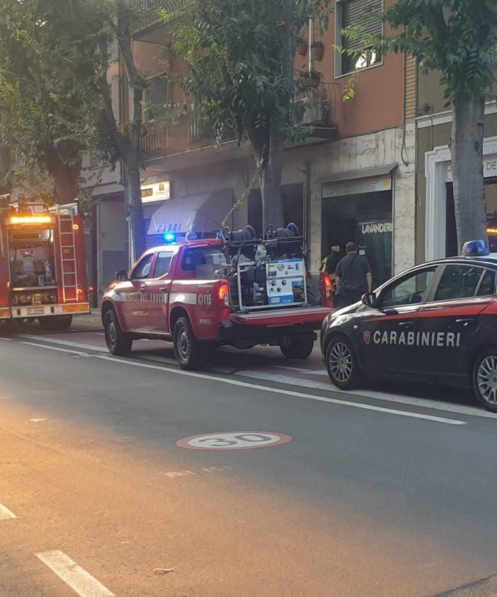 Saronno, fiamme in lavanderia: danni ai locali e fumo nel palazzo