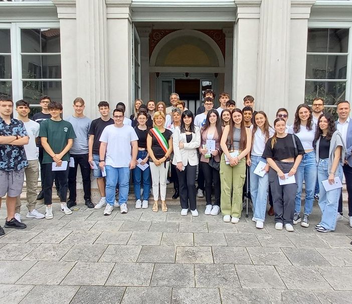 “Battesimo civico” dei diciottenni: a Castellanza la cerimonia della consegna delle costituzioni