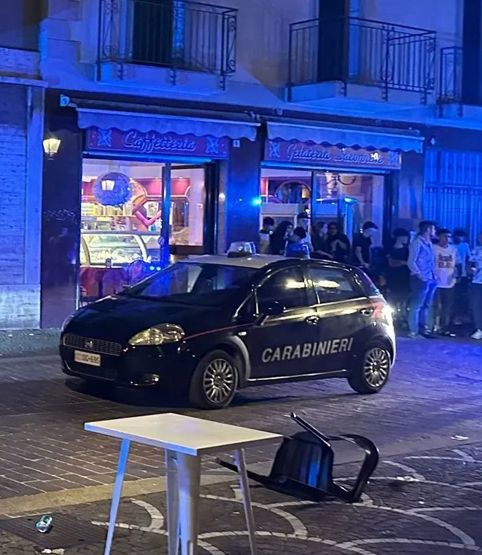 Importunano una donna, scatta la rissa: contusi e feriti nella notte a Saronno