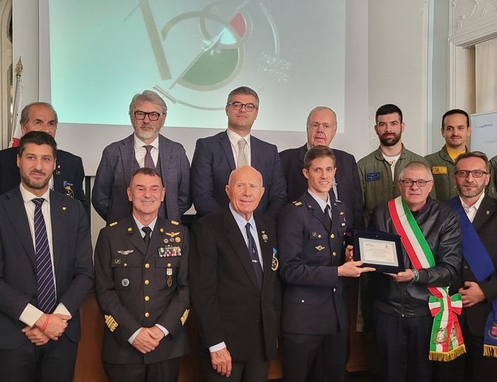L’autore del logo del centenario dell’Aeronautica militare premiato a Villa Recalcati