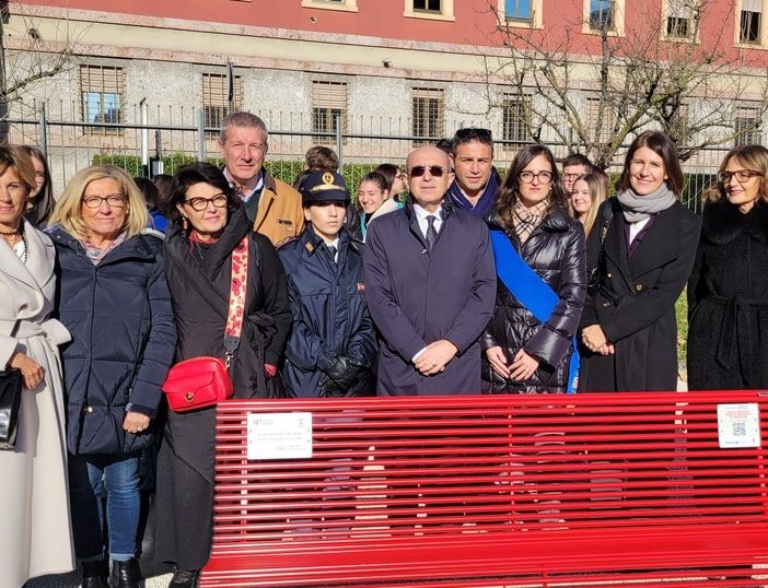A Villa Recalcati una panchina rossa contro la violenza sulle donne. Gli studenti ricordano Giulia
