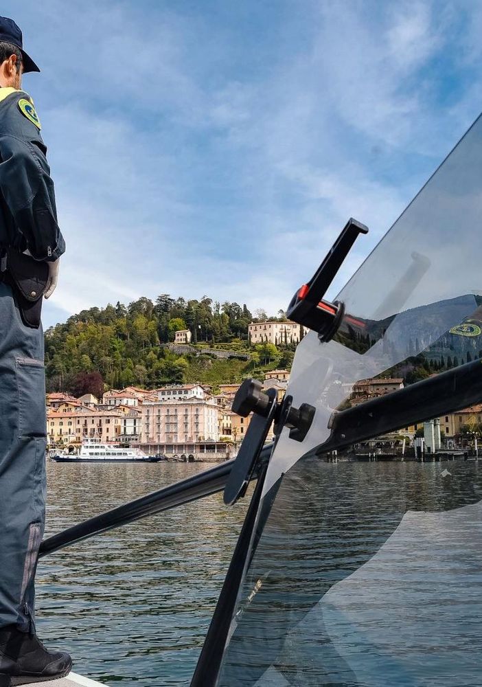 Resta in panne con la barca sul lago di Como, salvato dalla motovedetta della Guardia di Finanza