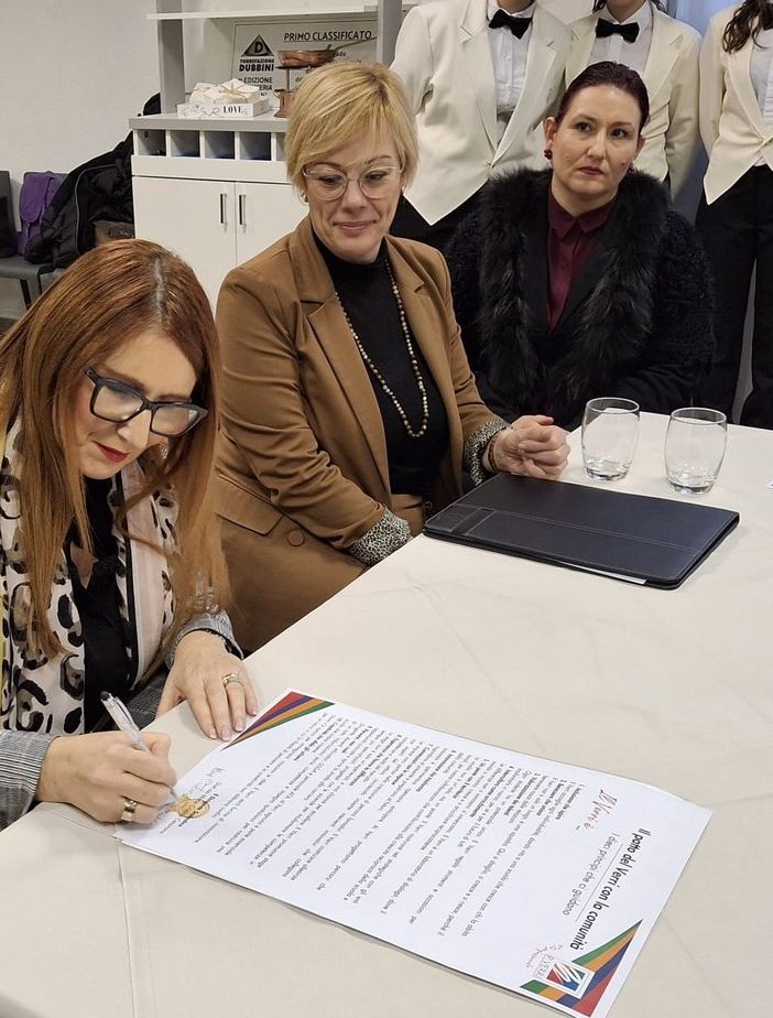 La dirigente Maria Cristina Cesarano firma il decalogo con i principi che informeranno l'azione del Verri