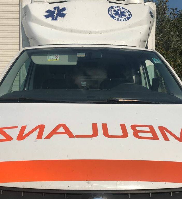 Precipita dal tetto di un capannone e muore: incidente sul lavoro nel Milanese