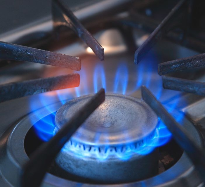 Fuga di gas in un condominio di Gallarate: sul posto ambulanza e vigili del fuoco
