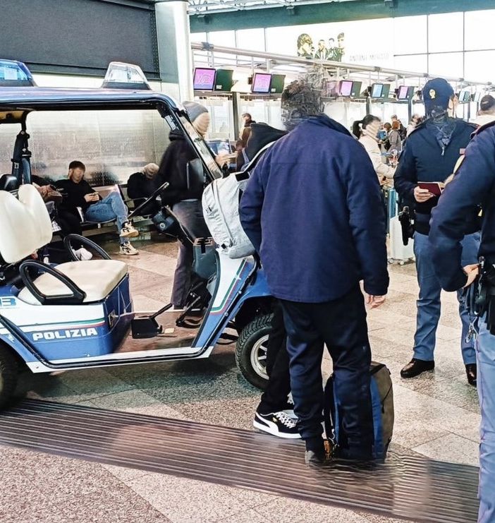 Smartphone, profumi e carte prepagate nello zaino: due uomini denunciati per ricettazione a Malpensa