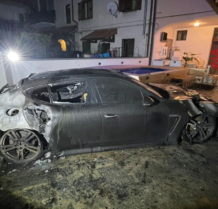 Auto in fiamme in un cortile nel Comasco: tre persone soccorse dopo aver inalato fumo