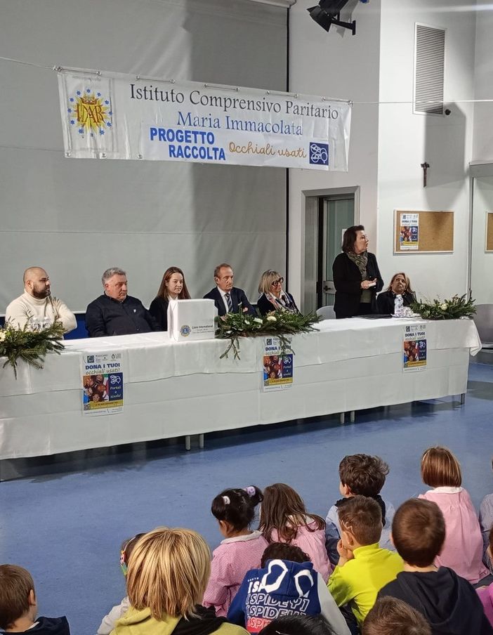 Raccolta benefica degli occhiali usati, Busto prima in Italia. Applausi all'Istituto Maria Immacolata: «Così bambini avete riparato il mondo»