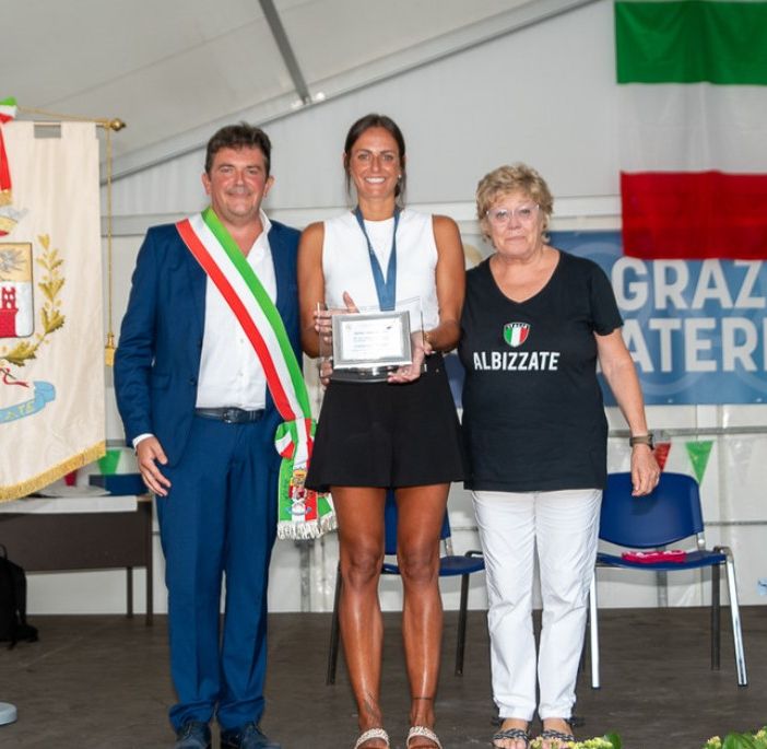 Caterina Bosetti, premiata ieri dal sindaco di Albizzate Mirko Zorzo e la sua vice Eliana Brusa (Fotografia Galbiati)