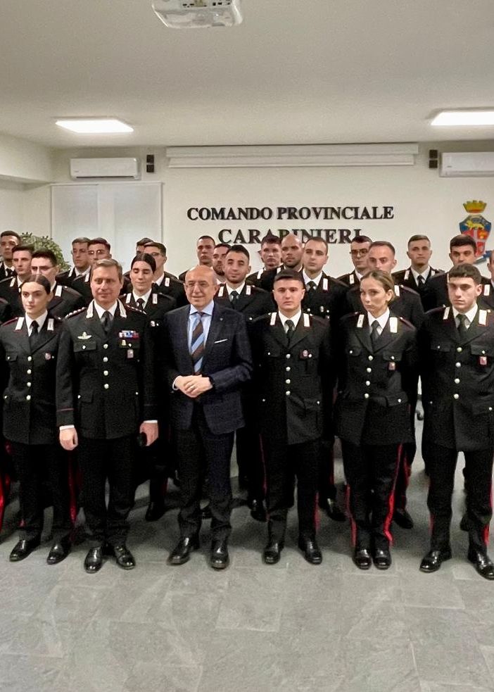 Il Colonnello Marco Gagliardo e il Prefetto Salvatore Pasquariello assieme ai nuovi Carabinieri della provincia di Varese