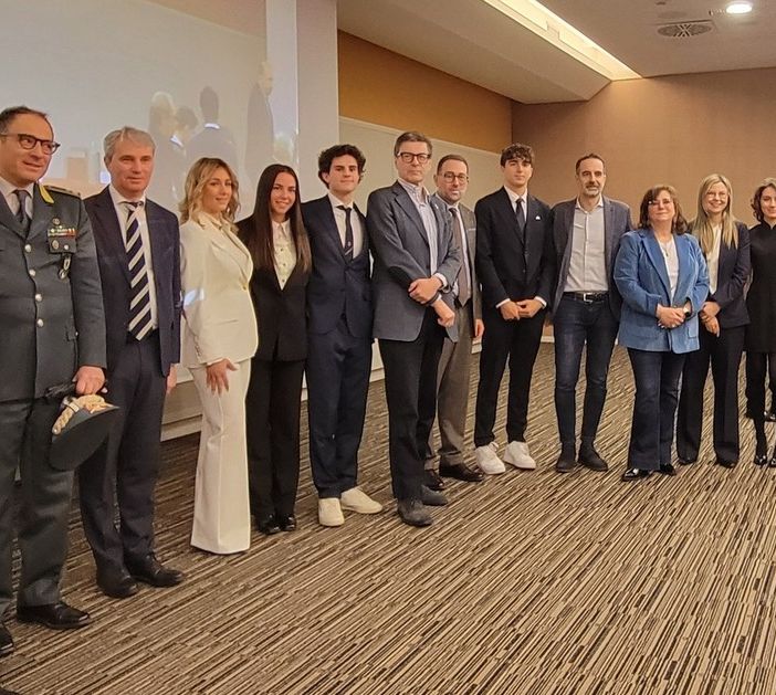Assemblea d'istituto speciale per gli studenti del Ferraris stamattina all'Unahotels (foto Provincia di Varese)