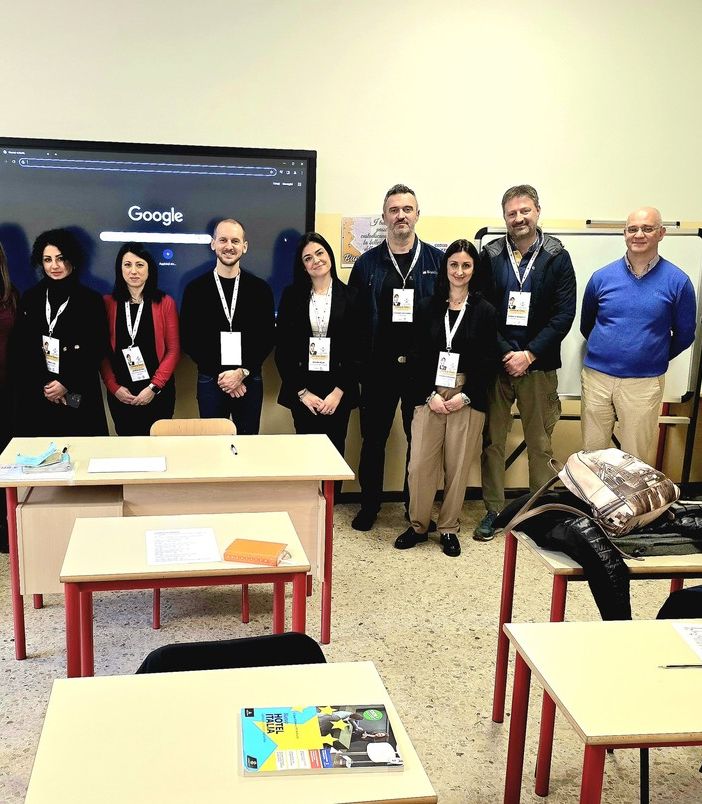 Studenti a lezione con gli imprenditori varesini. «All’inizio non pensate solo allo stipendio, viaggiate per crescere»