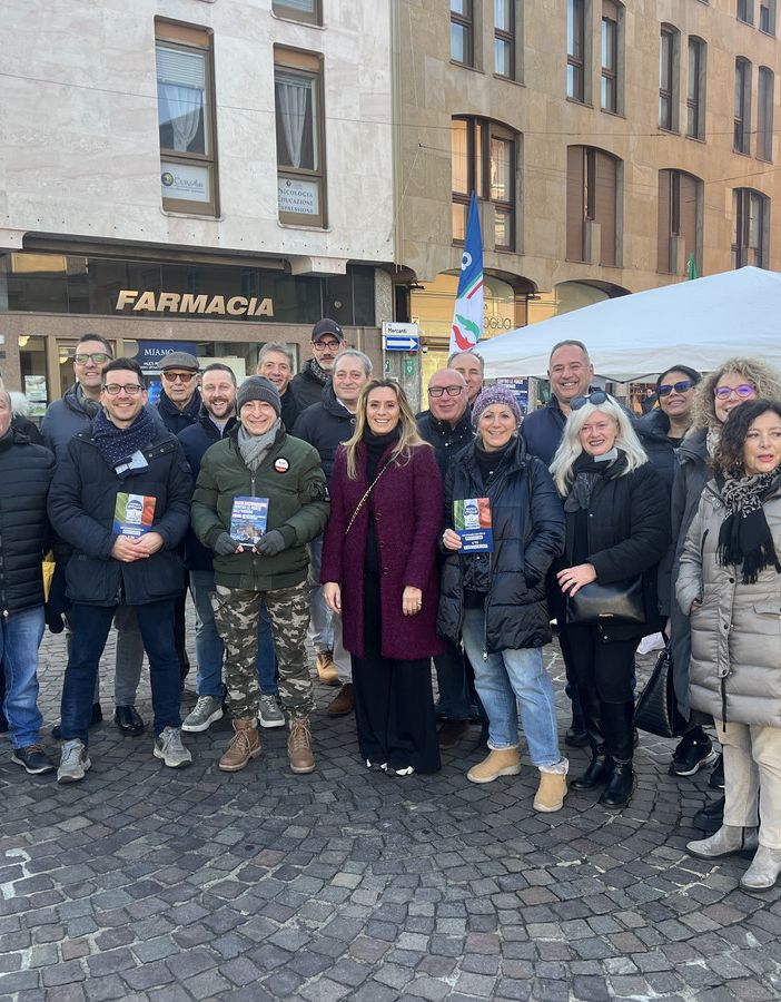 Sostegno alle Forze dell'ordine: a Gallarate Fdi raccoglie 300 firme in due ore