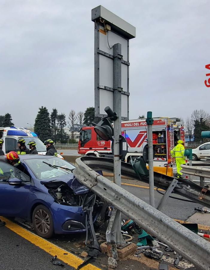 Auto finisce contro la cuspide del casello sull'A9 a Grandate: un ferito grave