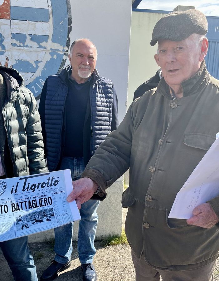 Giorgio Giacomelli, primo a destra, mostra la prima pagina sullo &quot;spirito battagliero&quot; della Pro accanto al ds tigrotto Turotti e all'allora assessore allo sport Artusa