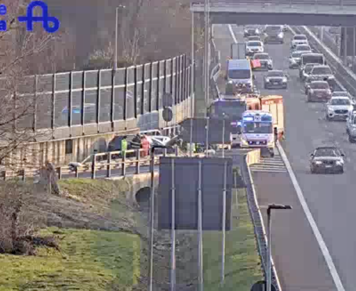 I soccorsi allo svincolo (foto dalla webcam di Autostrade per l'Italia)