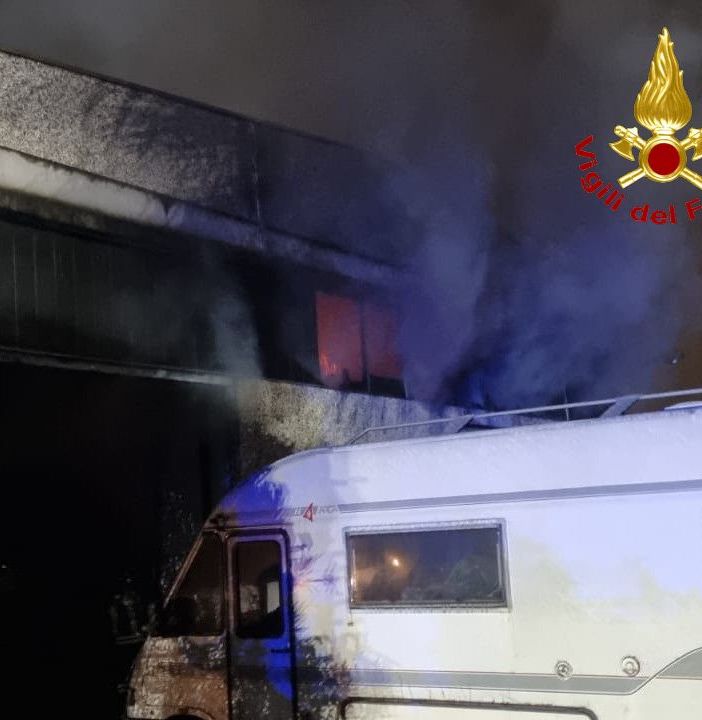 Fiamme in una ditta di materie plastiche di Caronno Pertusella, incendio domato: nessun rischio per la salute