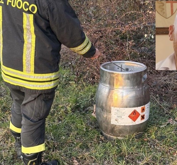 I vigili del fuoco con il fustino e il sindaco Baroffio