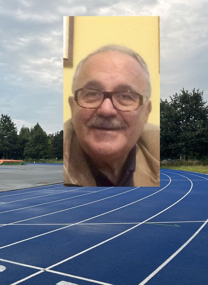 Romano Pinciroli e sullo sfondo la pista d'atletica conquistata grazie al suo impegno
