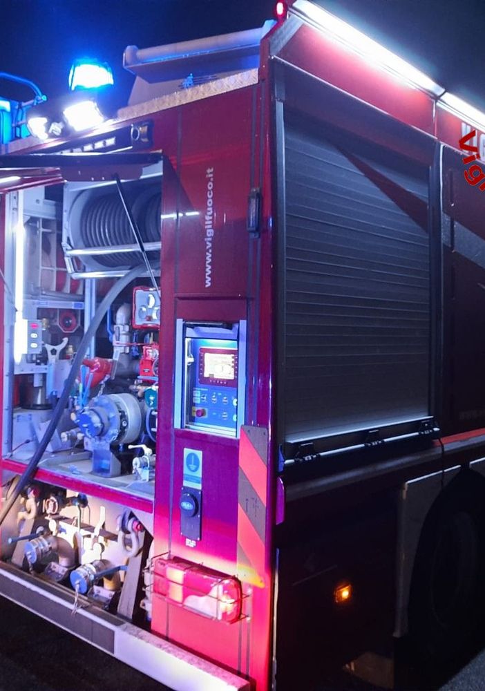 Villetta in fiamme a Varese, i vigili del fuoco salvano una persona bloccata al primo piano