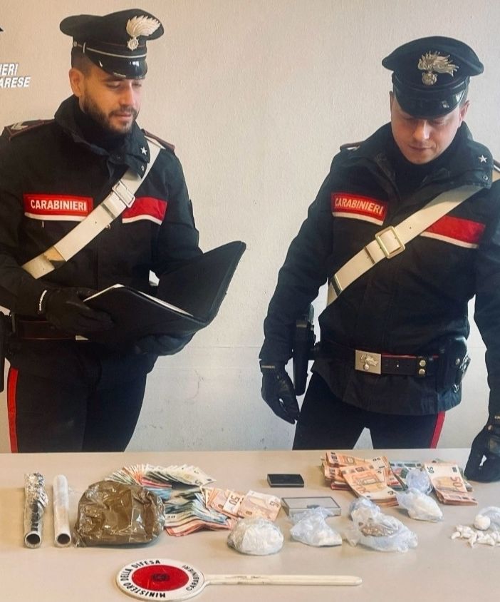 Cocaina e denaro in casa, cinquantaseienne in manette