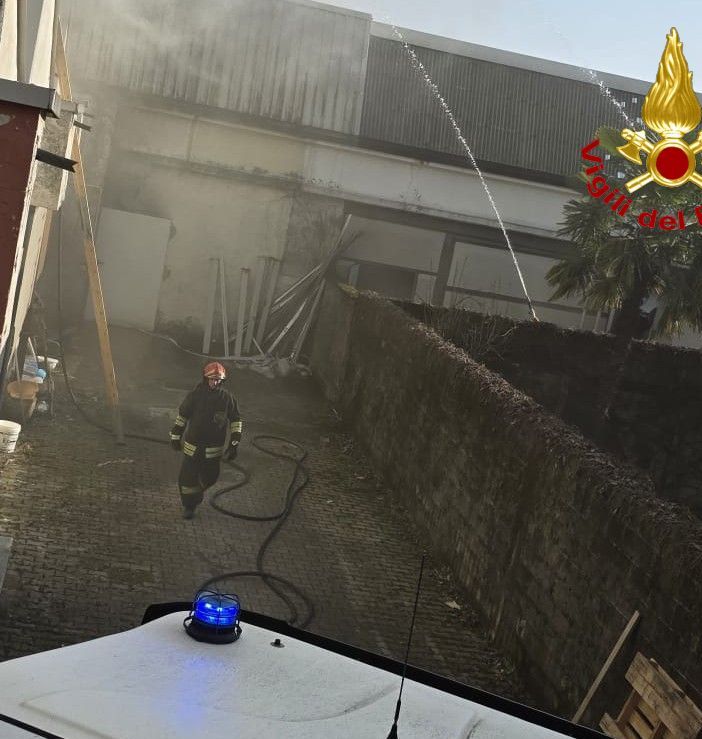 Incendio a Gorla Minore, soccorso un uomo di 34 anni