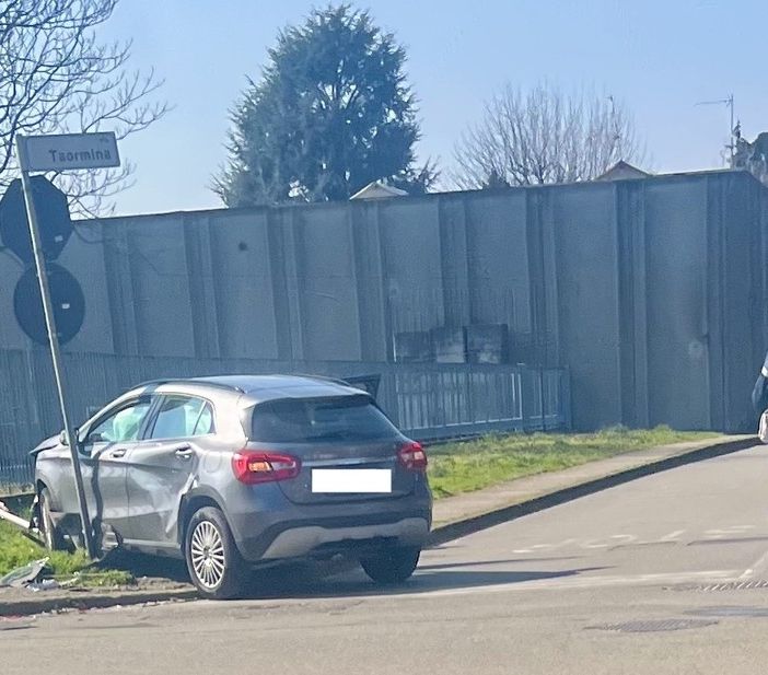 Scontro tra due auto all'incrocio, soccorsa una donna a Busto
