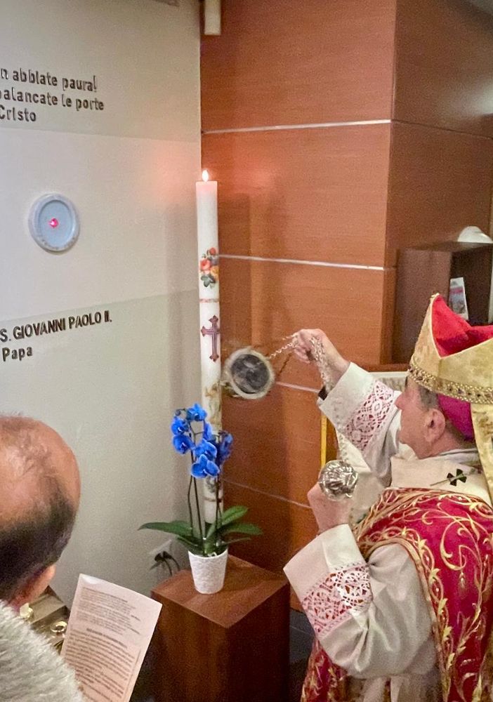 Monsignor Delpini benedice la reliquia di San Giovanni Paolo II alla chiesa dell'Ospedale di Circolo