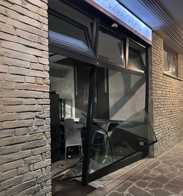 Spaccano la vetrina e rubano la cassa di un bar di Magnago