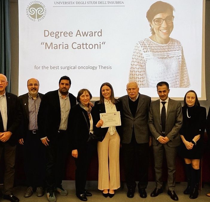 Foto di gruppo: Andrea Imperatori, Lorenzo Dominioni, Stefano La Rosa, Matteo Tozzi, la vincitrice Miriam Leoni tra i genitori di Maria Cattoni, Nicola Rotolo, la cugina di Maria Cattoni Maria Grazia e Giulio Carcano