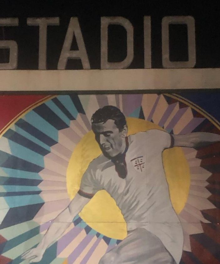 Il murales dedicato a Gigi Riva allo stadio Amsicora di Cagliari