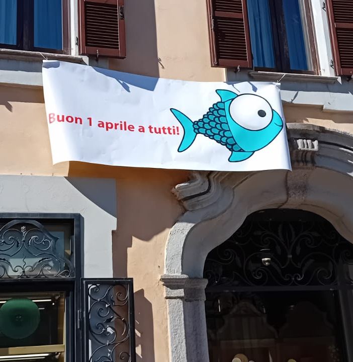 Vetrine svuotate alla gioielleria Ceccuzzi di Busto, per un po' ci credono in tanti