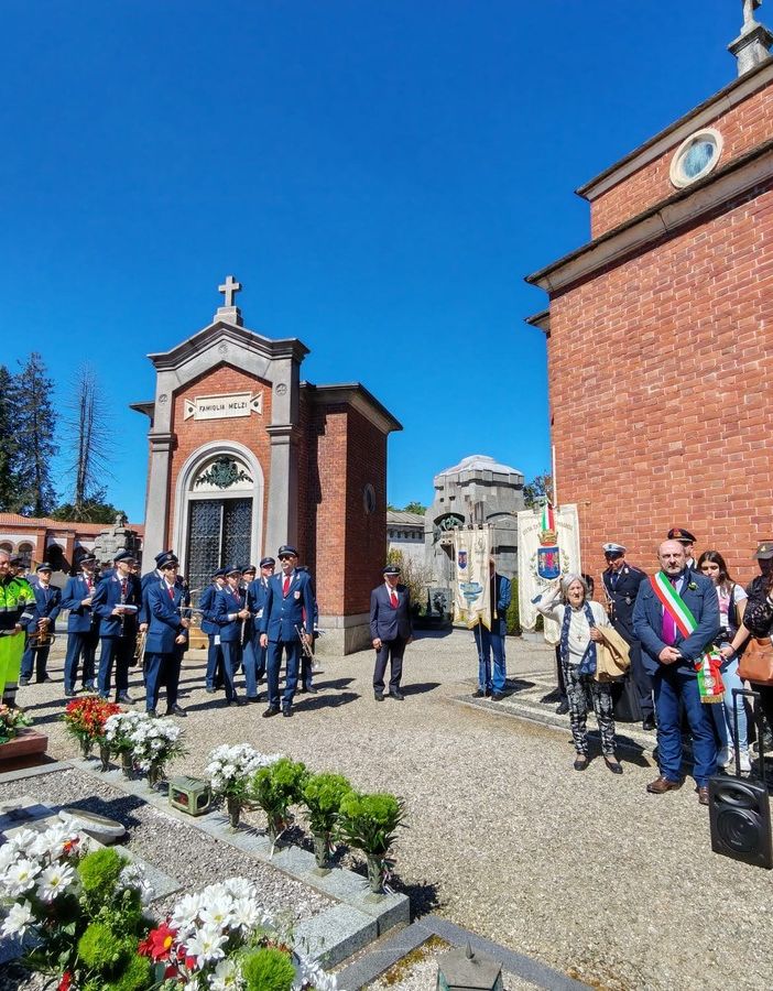 Il 25 Aprile di Somma Lombardo: nella sobrietà, le rose che le madri di Plaza de Mayo diedero al papa