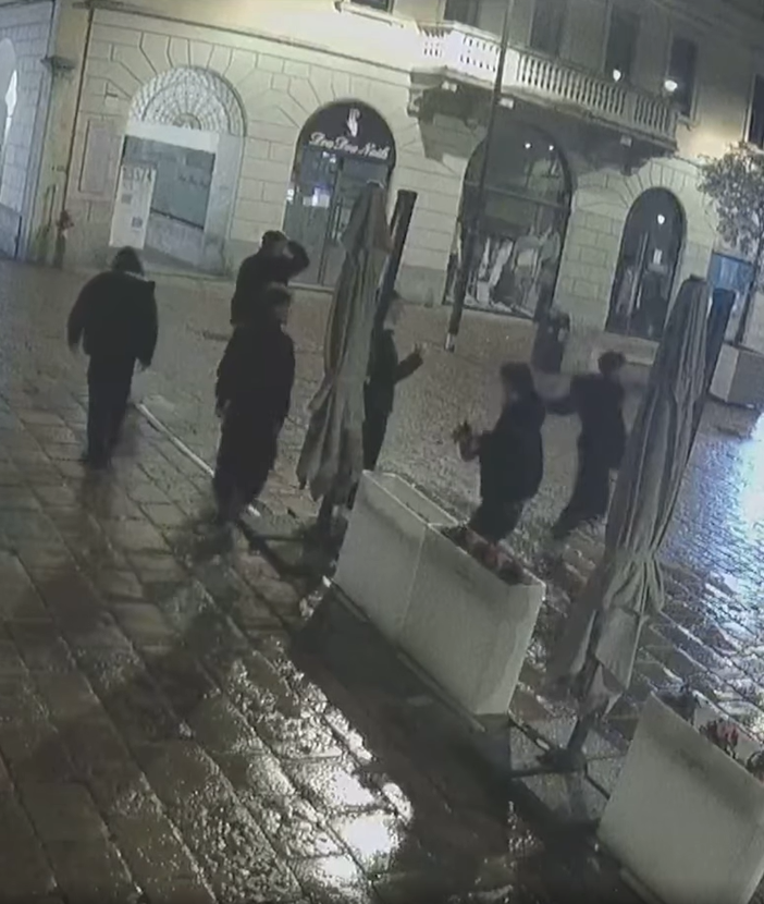 Piazza Santa Maria: lanciano i fiori della gelateria sotto le telecamere di sorveglianza