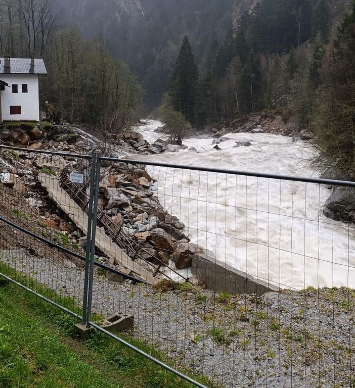 Tra Macugnaga e Villadossola (foto sotto) il maltempo colpisce con smottamenti e frane