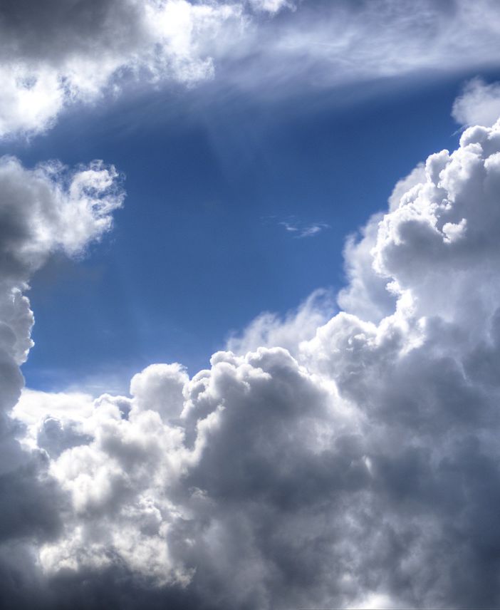 Il sole lascerà spazio in serata e nella notte a rovesci e temporali: allerta gialla sul Varesotto. Da domani favonio, 25 aprile con il sole