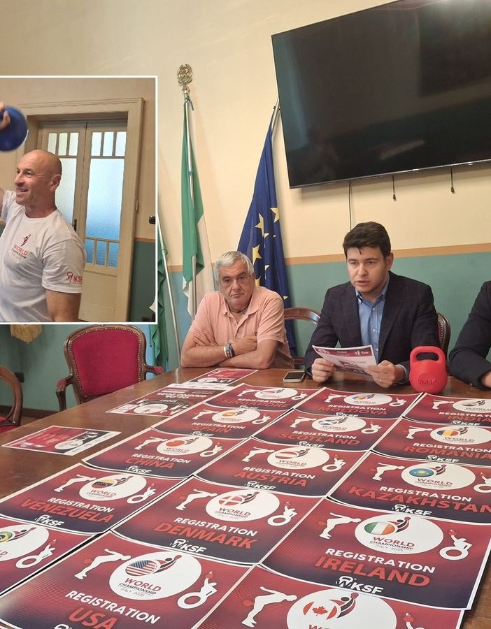 La conferenza stampa di presentazione del Campionato mondiale Kettlebell, nel riquadro Oleh Ilika in azione in sala giunta