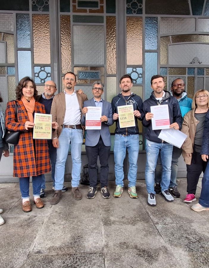 La conferenza stampa sugli imminenti volantinaggi, davanti al padiglione Boito