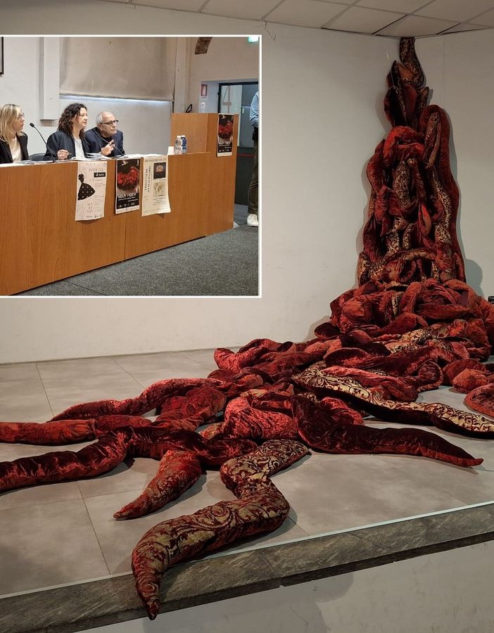 Una delle opere che saranno esposte nelle sale gemelle del Museo del Tessile. Nel riquadro, da sinistra, Erika Montedoro, Manuela Maffioli e Mimmo Totaro